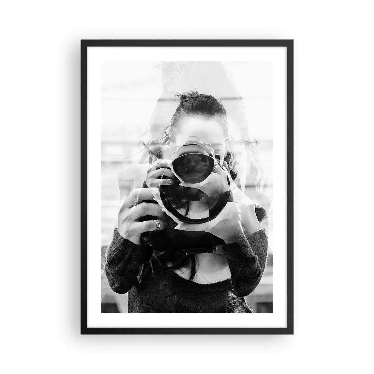 Poster in einem schwarzem Rahmen - Doppelbelichtung von Fotograf und Kamera in Schwarzweiß - 50x70cm - Schöpfer und Material - Moderne Wanddekoration für Wohnzimmer und Schlafzimmer ARTTOR