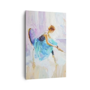Bild auf Leinwand - Leinwandbild - Eine Ballerina in Pastelltönen bereitet sich auf den Tanz vor. - 80x120cm - Unbeschreibliche Anmut, subtiler Charme - Moderne Wanddekoration für Wohnzimmer und Schlafzimmer ARTTOR