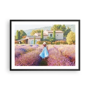 Poster in einem schwarzem Rahmen - Eine Frau in einem blauen Kleid geht durch ein Lavendelfeld mit Blick auf ein Haus. - 70x50cm - Lavendel Mädchen - Moderne Wanddekoration für Wohnzimmer und Schlafzimmer ARTTOR
