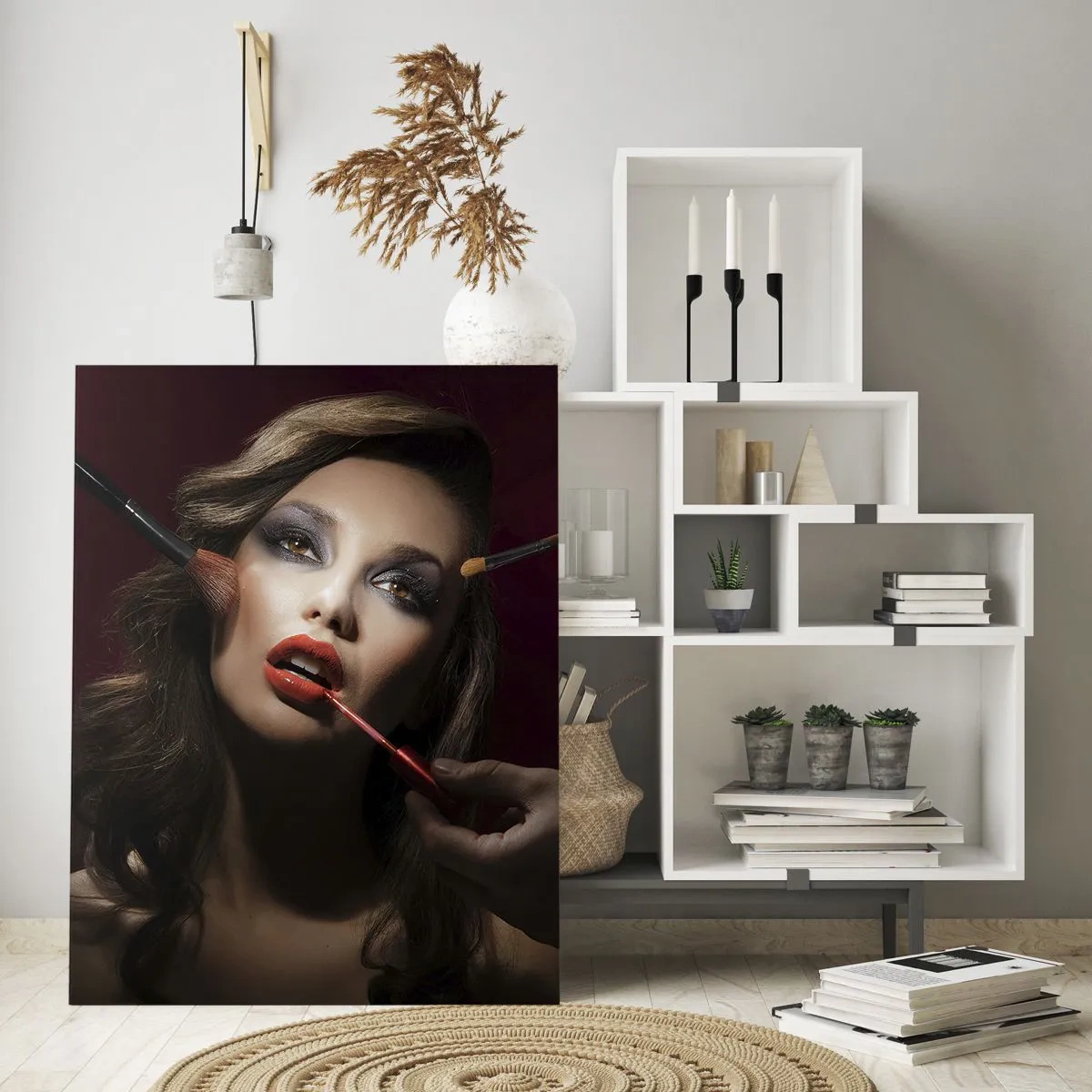 Glasbild - Bild auf glas - Stilvolles Porträt einer Frau beim Schminken vor dunklem Hintergrund - 70x100cm - Verträumt schön - Moderne Wanddekoration für Wohnzimmer und Schlafzimmer ARTTOR