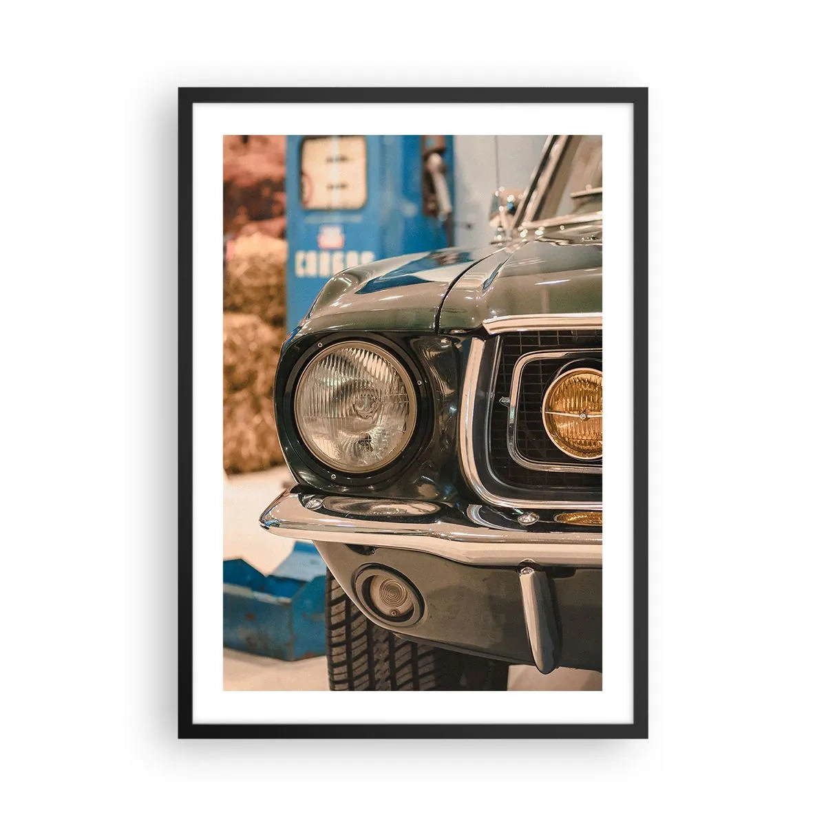 Poster in einem schwarzem Rahmen - Nahaufnahme eines klassischen Retro-Autoscheinwerfers - 50x70cm - Treffen mit einer Legende - Moderne Wanddekoration für Wohnzimmer und Schlafzimmer ARTTOR
