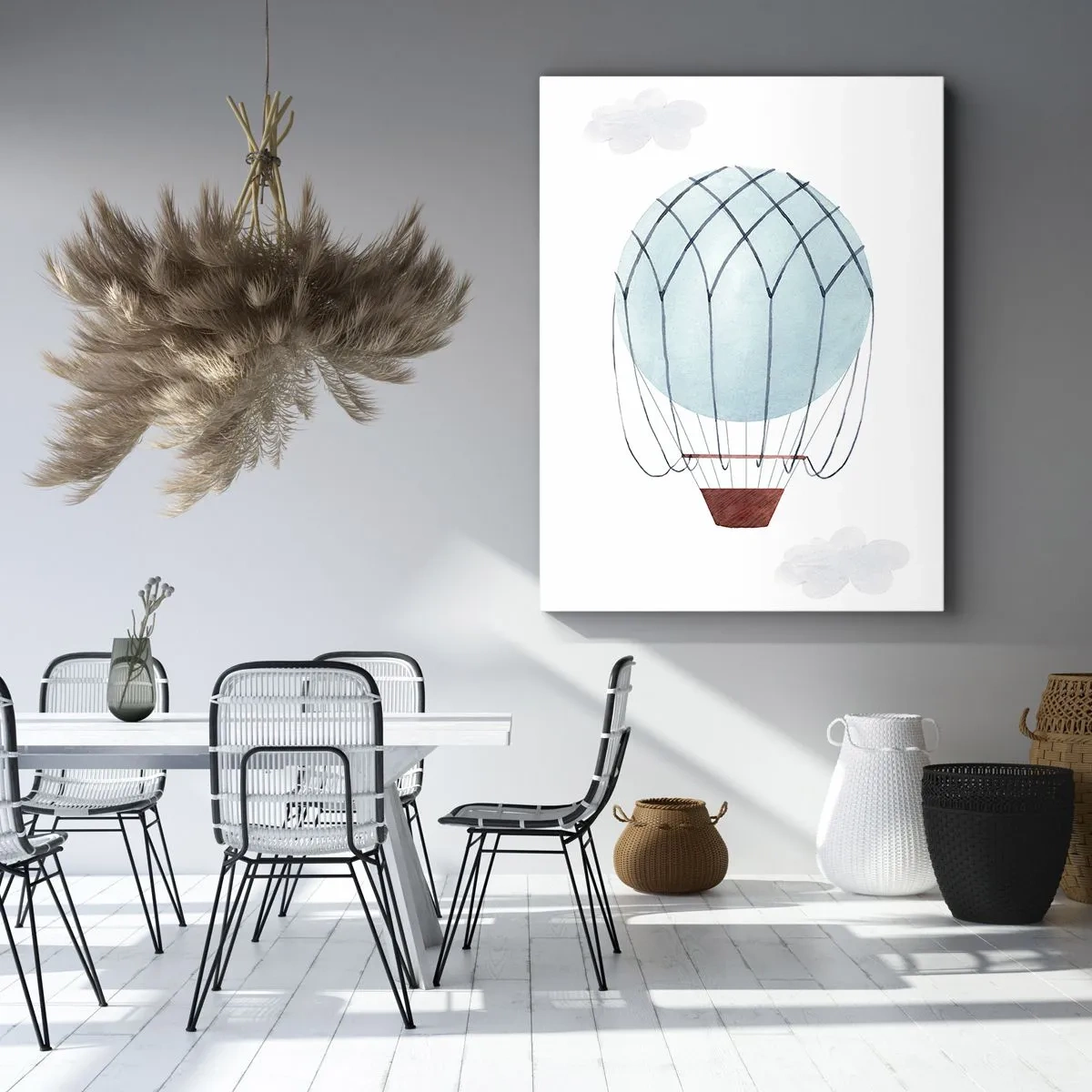 Bild auf Leinwand - Leinwandbild - Ein handbemalter Ballon vor dem Hintergrund zarter Wolken. - 70x100cm - Ganz in den Wolken - Moderne Wanddekoration für Wohnzimmer und Schlafzimmer ARTTOR