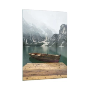 Glasbild - Bild auf glas - Ein Boot an den Anlegestellen auf einem See in einer bergigen Landschaft mit Nebel - 50x70cm - Und die stolzen Felsen der Stirn - Moderne Wanddekoration für Wohnzimmer und Schlafzimmer ARTTOR
