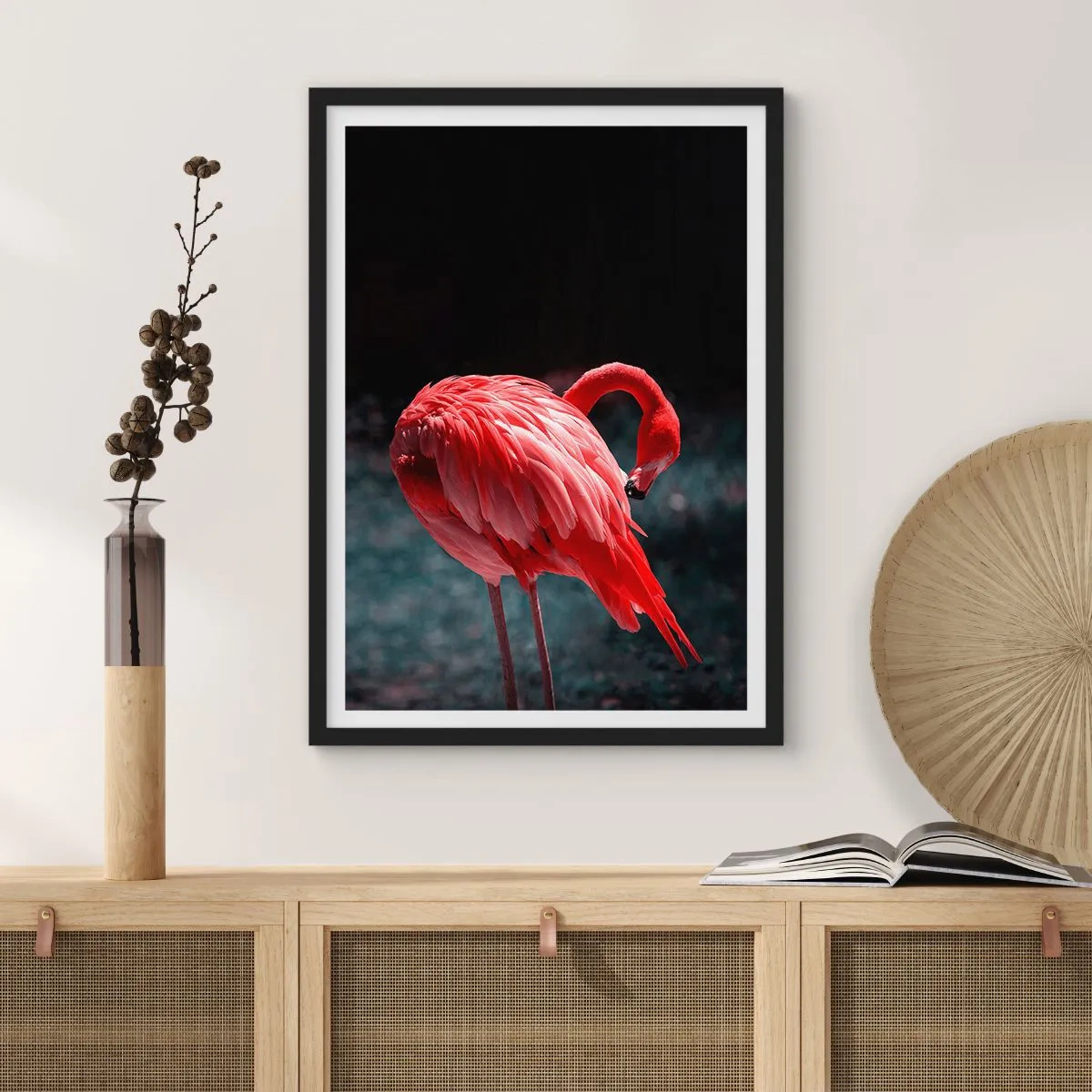 Poster in einem schwarzem Rahmen - Ein roter Flamingo auf dunklem Hintergrund, dezent zu sich selbst gewandt. - 50x70cm - Ein purpurrotes Gedicht der Natur - Moderne Wanddekoration für Wohnzimmer und Schlafzimmer ARTTOR