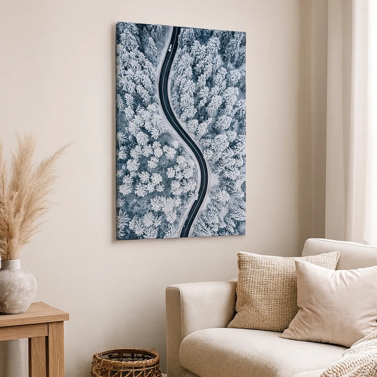 Bild auf Leinwand - Leinwandbild - Eine Vogelperspektive auf eine kurvenreiche Straße in einem Winterwald - 50x70cm - Durch den Winterwald - Moderne Wanddekoration für Wohnzimmer und Schlafzimmer ARTTOR