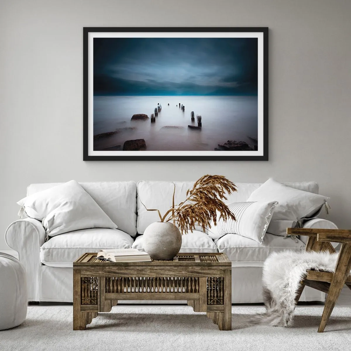 Poster in einem schwarzem Rahmen - Der alte Pier vor der Kulisse eines ruhigen Meeres - 70x50cm - Nachdenklicher See - Moderne Wanddekoration für Wohnzimmer und Schlafzimmer ARTTOR