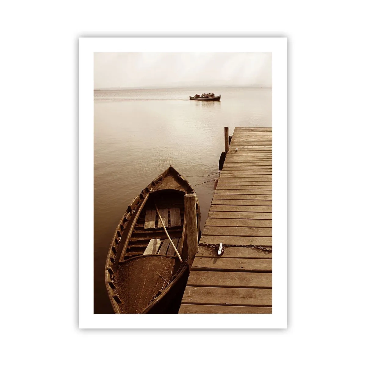 Poster - Ein Boot an einem hölzernen Pier in Sepia - 50x70cm - Großer Frieden - Moderne Wanddekoration für Wohnzimmer und Schlafzimmer ARTTOR