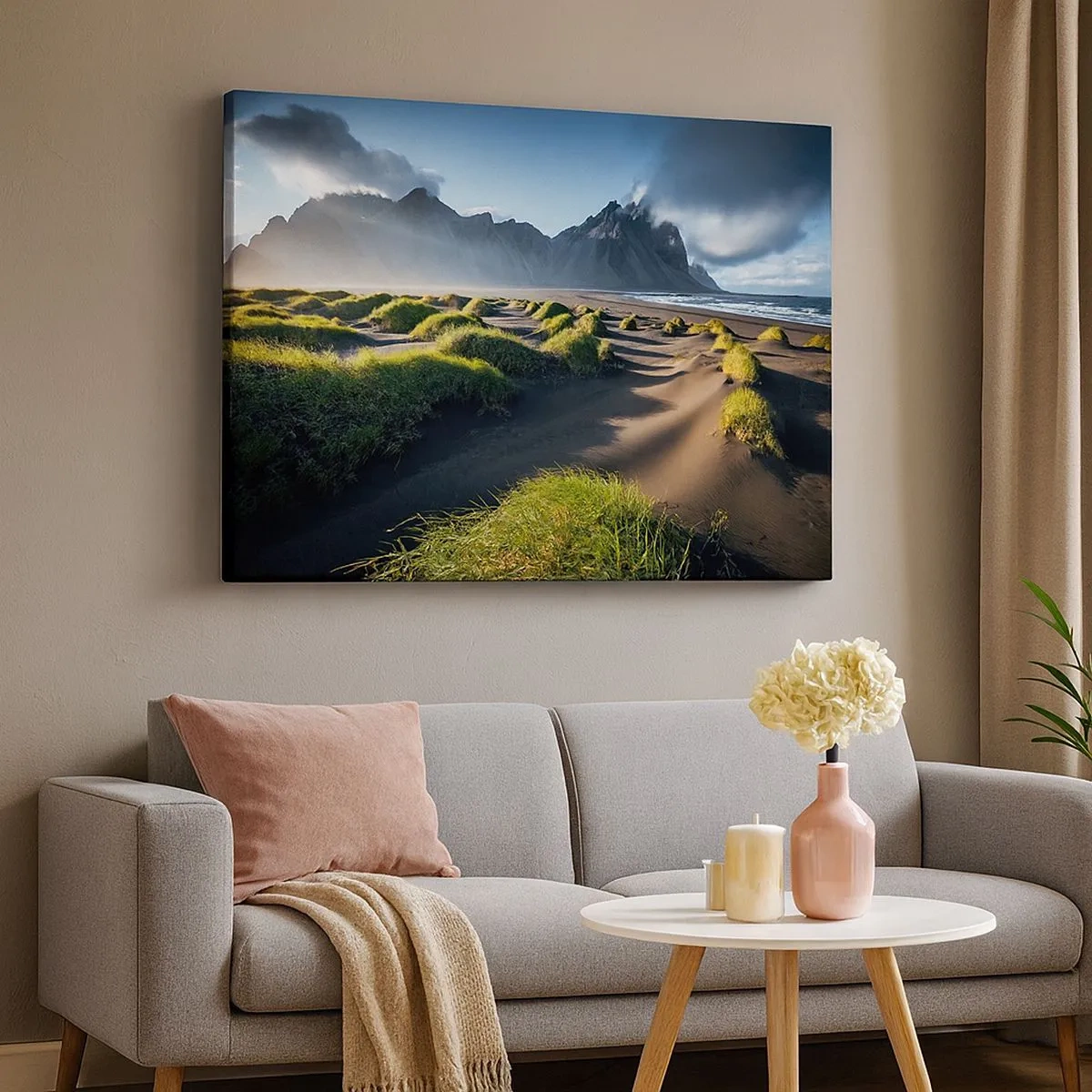 Bild auf Leinwand - Leinwandbild - Grüne Dünen mit Bergkulisse unter blauem Himmel - 70x50cm - Harmonie der Elemente - Moderne Wanddekoration für Wohnzimmer und Schlafzimmer ARTTOR