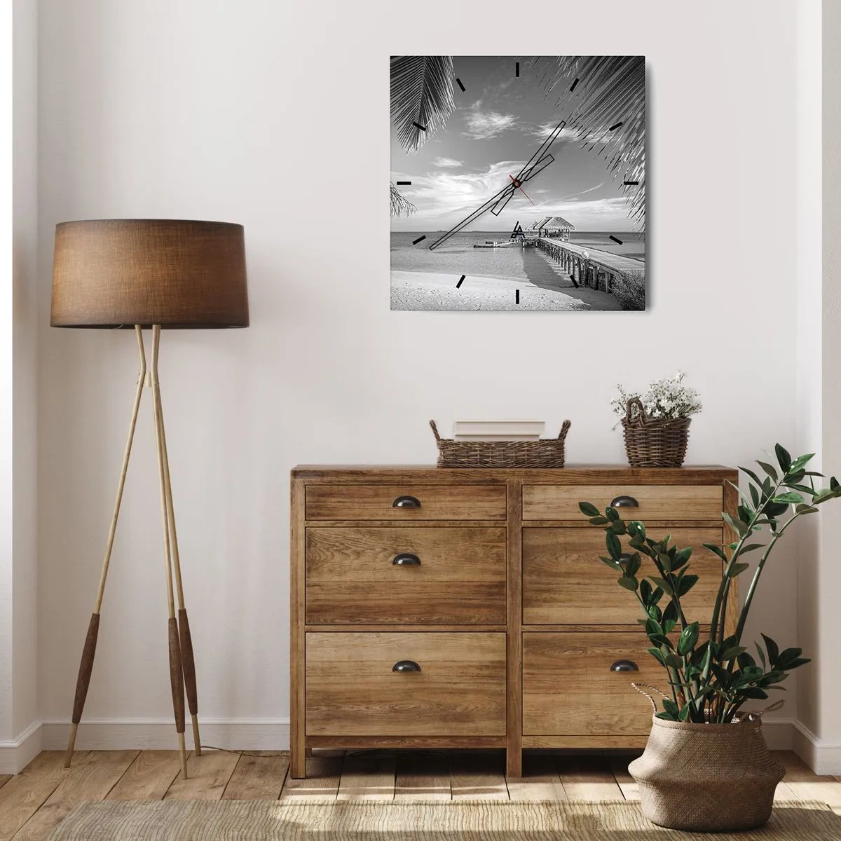 Wanduhr - Glasuhr - Schwarz-weißer Strand mit Pier und Palmen an einer tropischen Küste - 30x30cm - Erinnerung oder Traum? - Moderne Wanddekoration für Wohnzimmer und Schlafzimmer ARTTOR