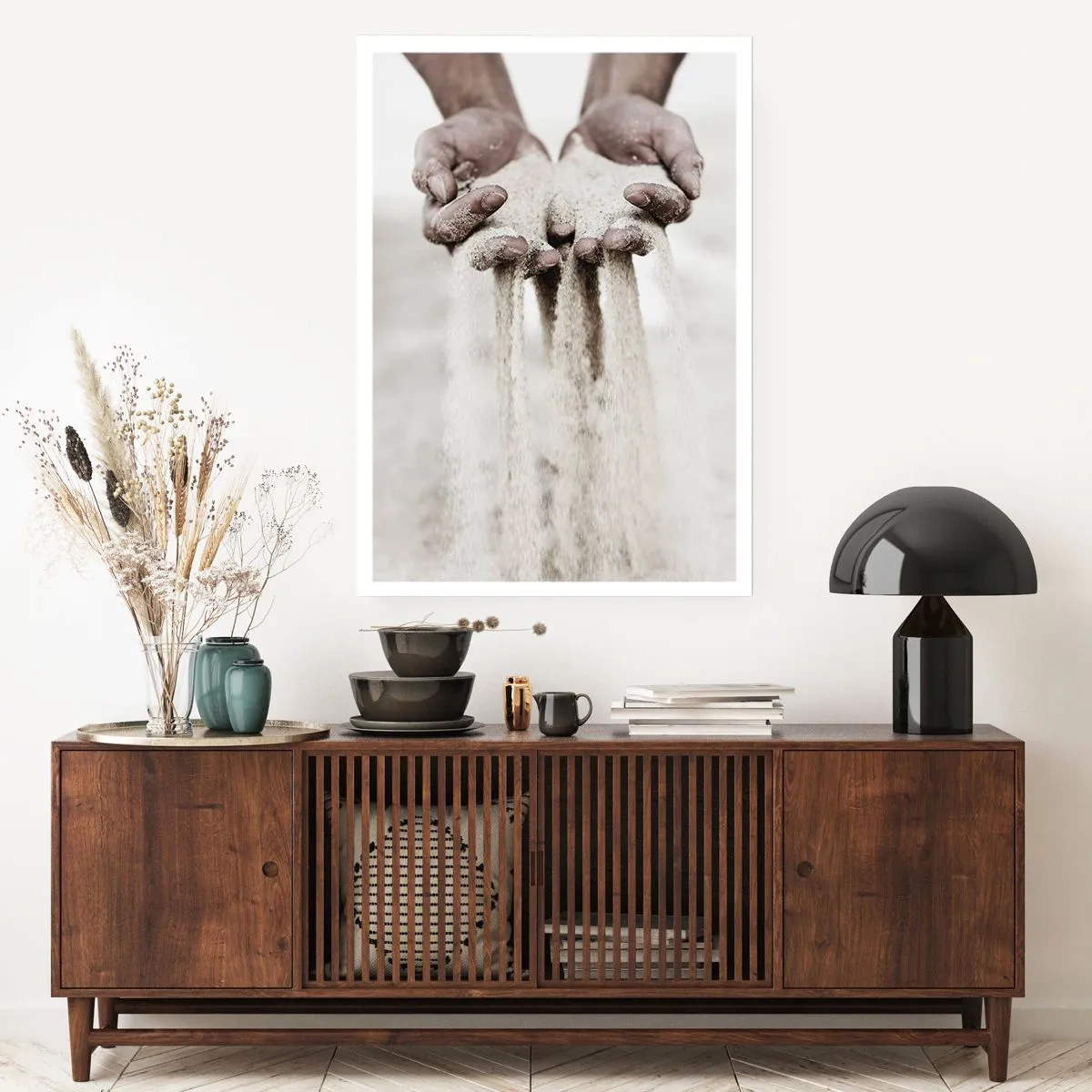 Poster - Hände, die Sand halten, symbolisieren die Flüchtigkeit und Zerbrechlichkeit des Augenblicks - 50x70cm - Mit diesen Händen… - Moderne Wanddekoration für Wohnzimmer und Schlafzimmer ARTTOR