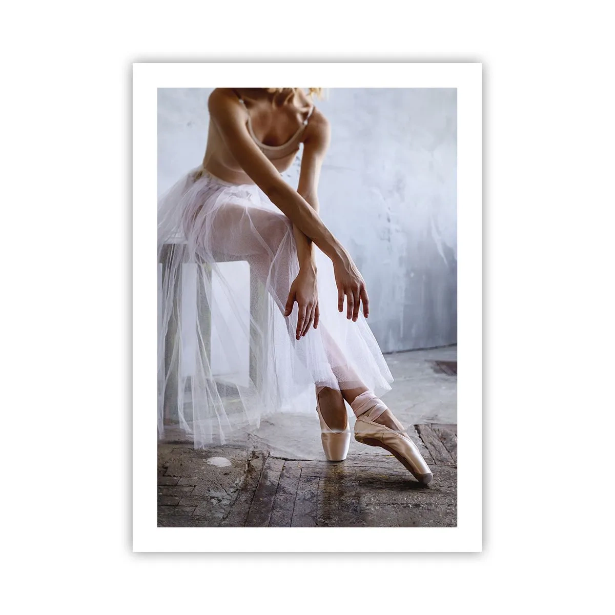 Poster - Eine Ballerina in zarter Pose vor industriellem Hintergrund - 50x70cm - Bevor die Rampe leuchtet - Moderne Wanddekoration für Wohnzimmer und Schlafzimmer ARTTOR