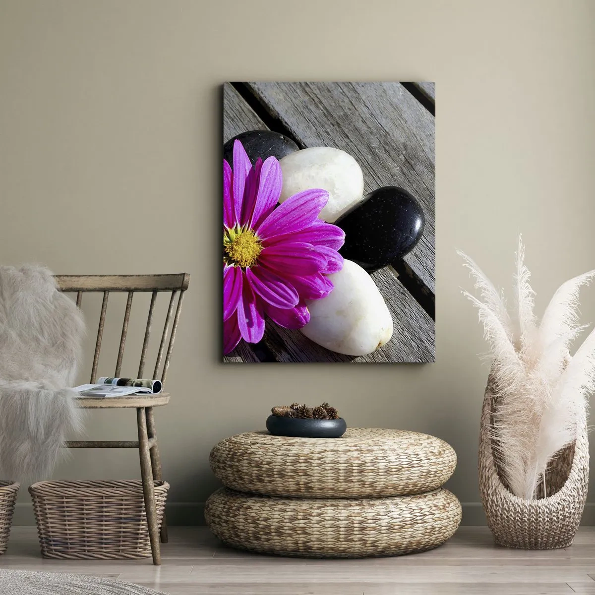 Bild auf Leinwand - Leinwandbild - Rosa Blume auf einem Hintergrund aus Holzbrettern mit Steinen - 70x100cm - Ruhe auf dem Pier - Moderne Wanddekoration für Wohnzimmer und Schlafzimmer ARTTOR