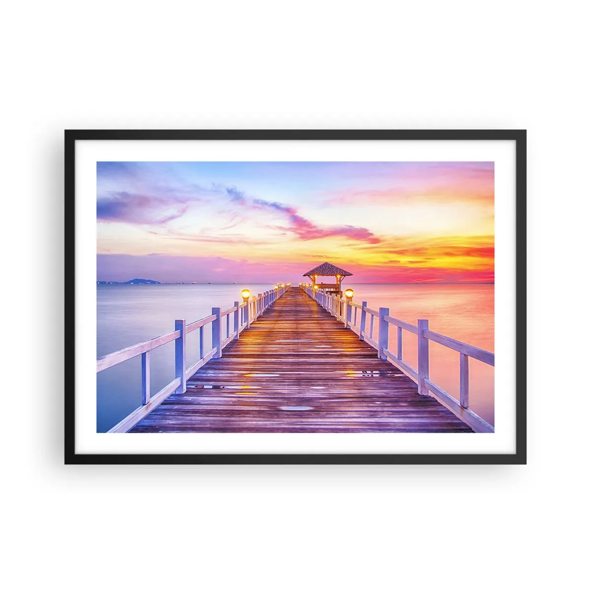 Poster in einem schwarzem Rahmen - Ein Pier über dem Wasser bei Sonnenuntergang in Pastellfarben - 70x50cm - Die lila-goldene Stille des Abends - Moderne Wanddekoration für Wohnzimmer und Schlafzimmer ARTTOR