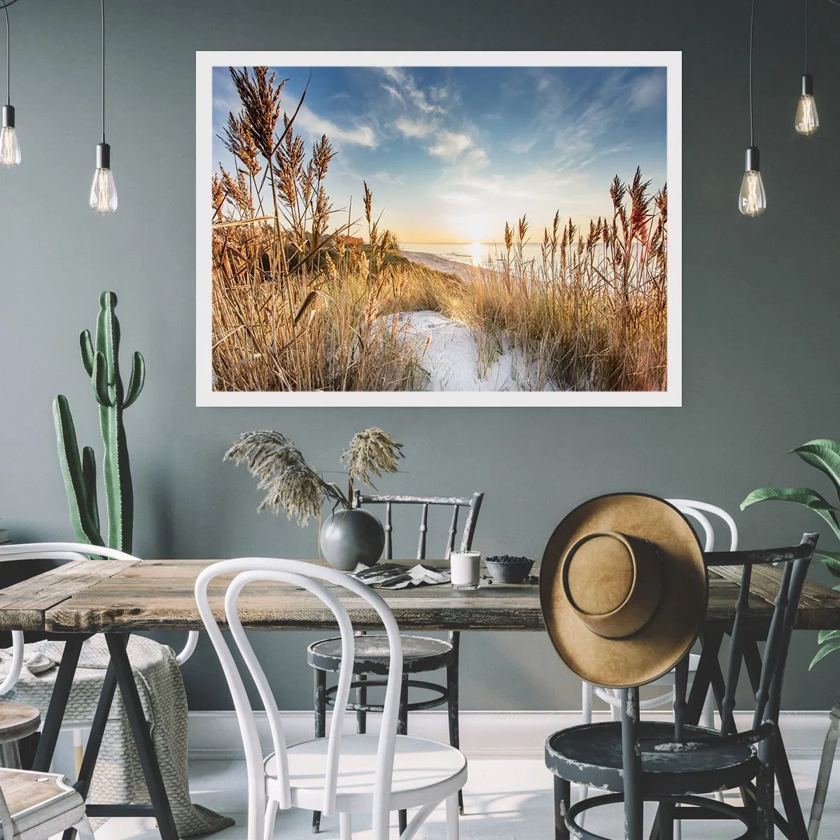 Poster - Ein malerischer Strand mit Gras und untergehender Sonne - 100x70cm - Nordstrand - Moderne Wanddekoration für Wohnzimmer und Schlafzimmer ARTTOR