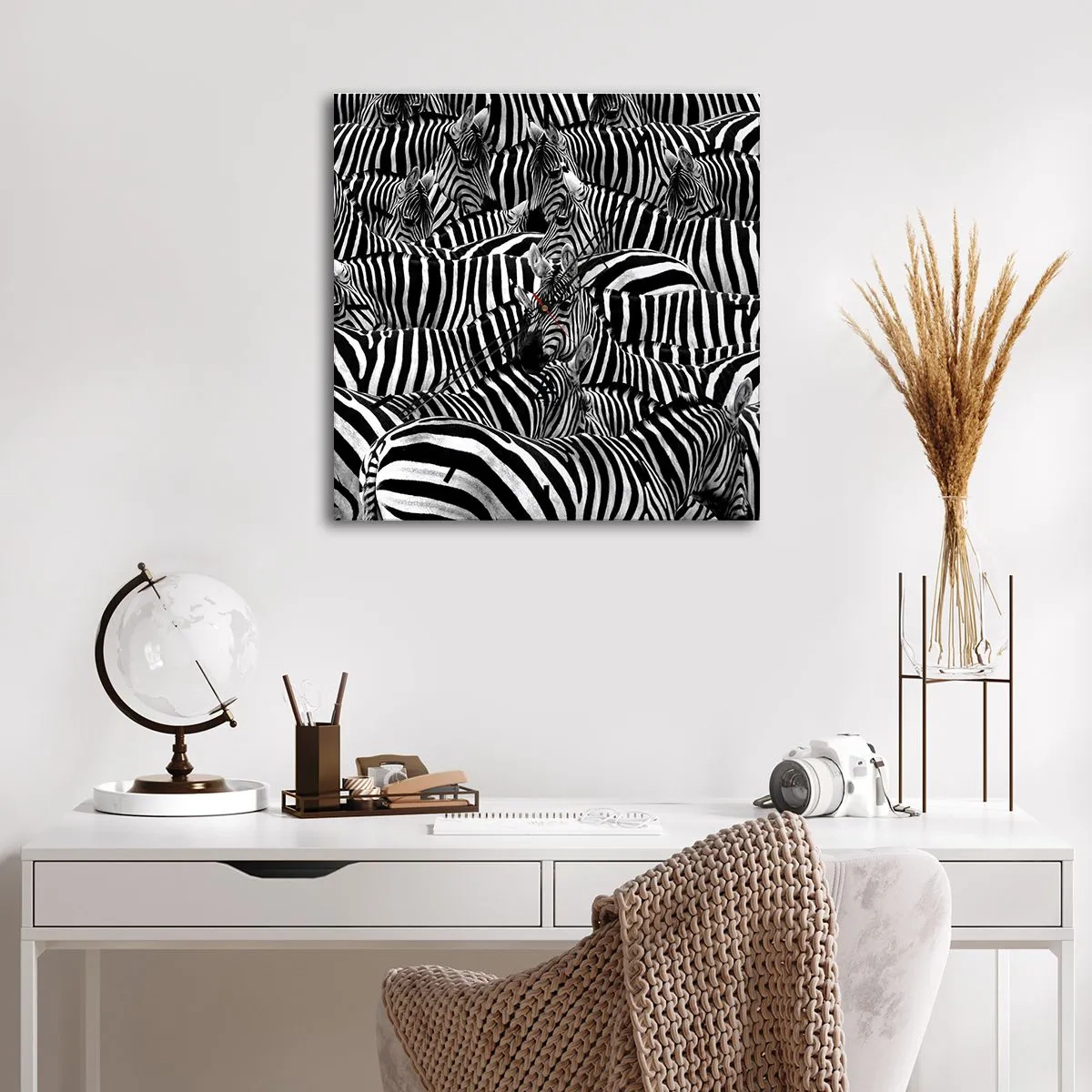 Wanduhr - Glasuhr - Eine Gruppe Zebras mit schwarzen und weißen Streifen, die ein symmetrisches Muster bilden. - 30x30cm - Gestreiftes Gruppenportrait - Moderne Wanddekoration für Wohnzimmer und Schlafzimmer ARTTOR