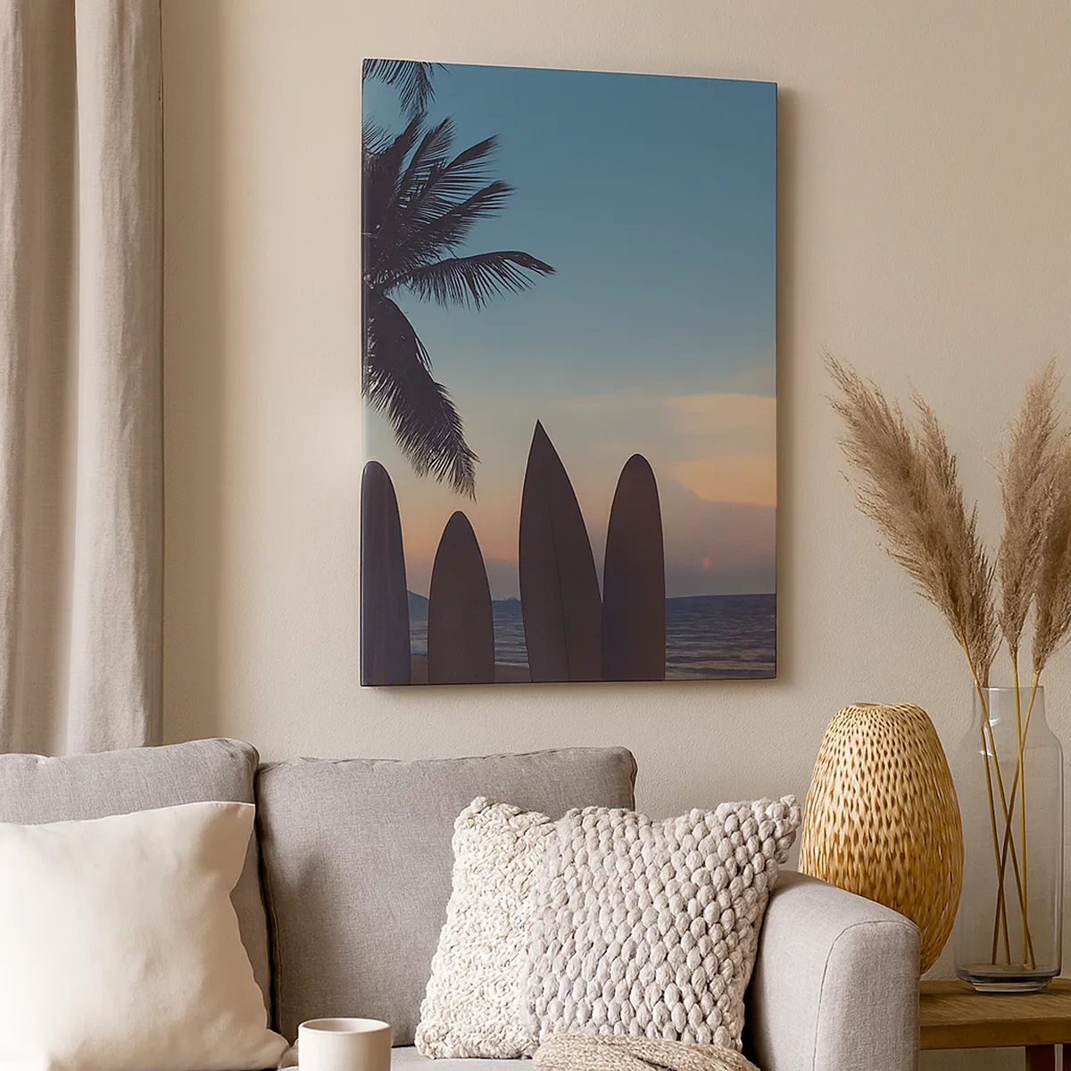 Bild auf Leinwand - Leinwandbild - Surfbretter vor der Kulisse einer Palme und eines Sonnenuntergangs - 50x70cm - Morgen wird es auch lustig - Moderne Wanddekoration für Wohnzimmer und Schlafzimmer ARTTOR