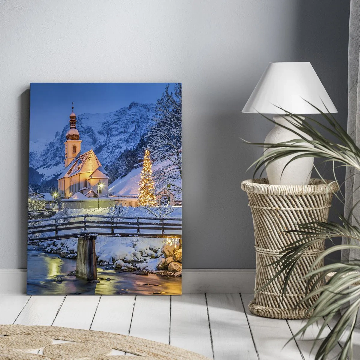 Bild auf Leinwand - Leinwandbild - Winterlandschaft mit Kirche, Brücke und Bergen in der Abenddämmerung - 70x100cm - Weihnachtsgeist - Moderne Wanddekoration für Wohnzimmer und Schlafzimmer ARTTOR