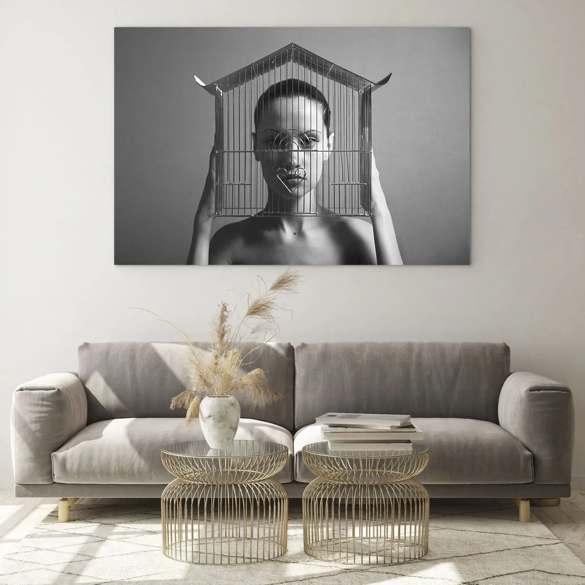 Glasbild - Bild auf glas - Frau mit einem hausförmigen Käfig im Gesicht in Schwarzweiß - 120x80cm - Ein leicht surreales Portrait - Moderne Wanddekoration für Wohnzimmer und Schlafzimmer ARTTOR