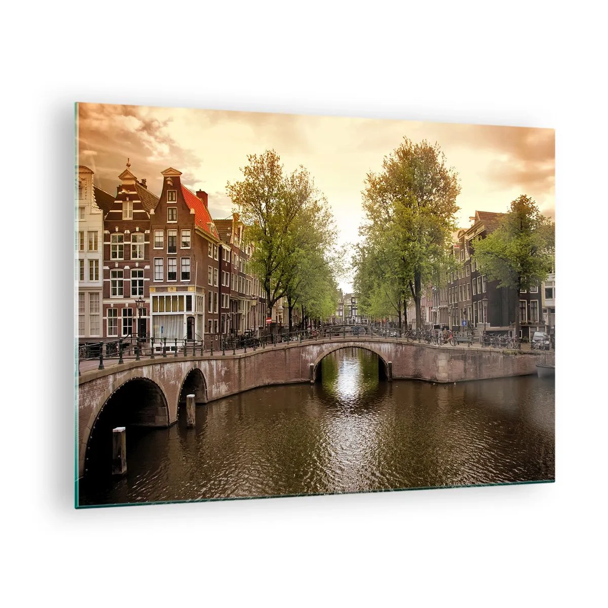 Glasbild - Bild auf glas - Ein Kanal und eine Brücke, umgeben von Mietshäusern in Amsterdam - 70x50cm - Mit dem Boot oder mit dem Fahrrad? - Moderne Wanddekoration für Wohnzimmer und Schlafzimmer ARTTOR