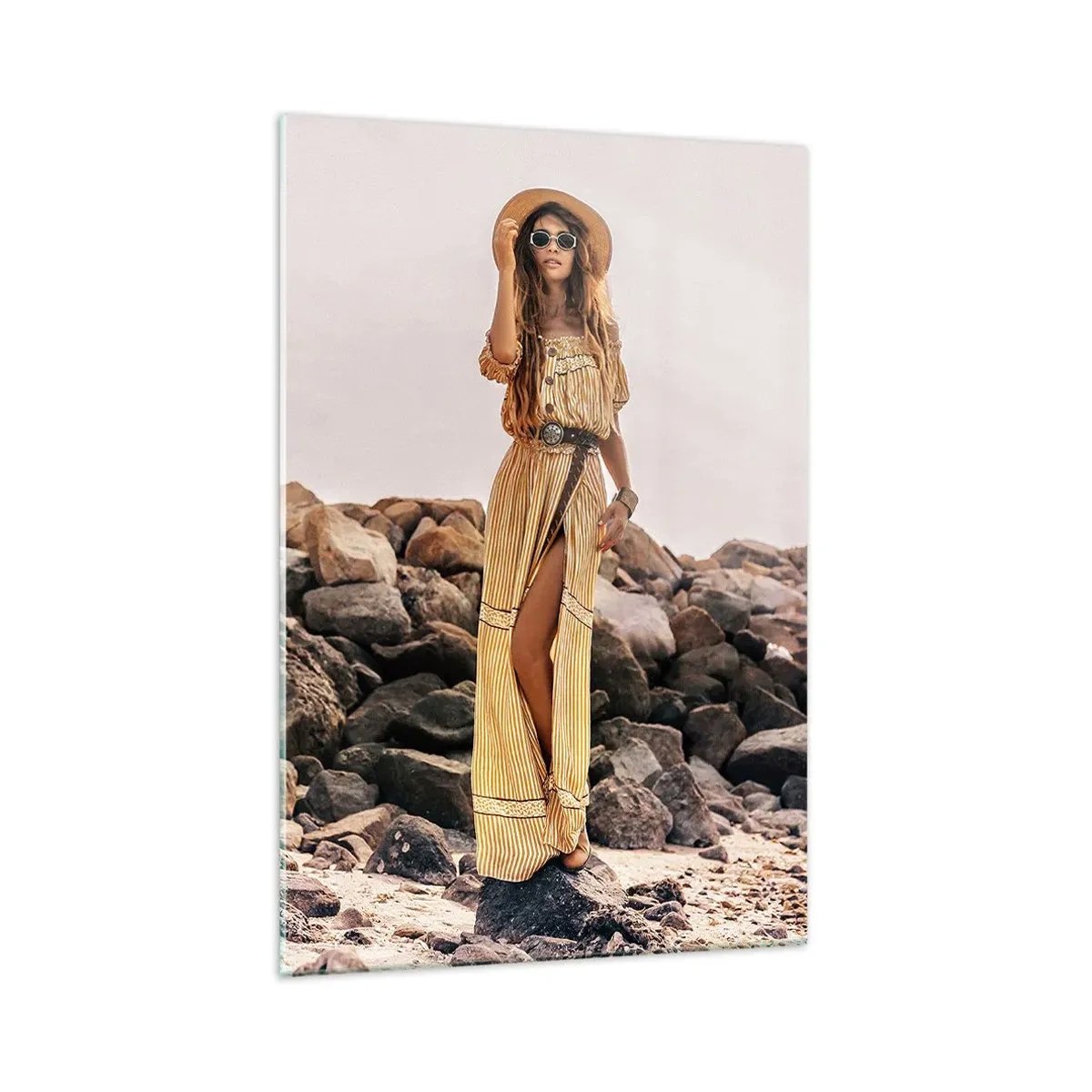 Glasbild - Bild auf glas - Eine Frau im Boho-Stil vor einem felsigen Strandhintergrund - 70x100cm - Die Magie der Steine - Moderne Wanddekoration für Wohnzimmer und Schlafzimmer ARTTOR