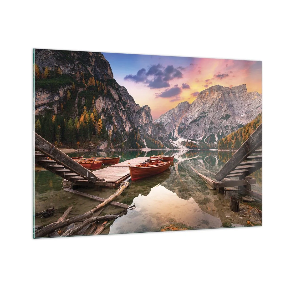 Glasbild - Bild auf glas - Bergsee mit Pier und Booten bei Sonnenaufgang - 100x70cm - Versprechen des Tages - Moderne Wanddekoration für Wohnzimmer und Schlafzimmer ARTTOR