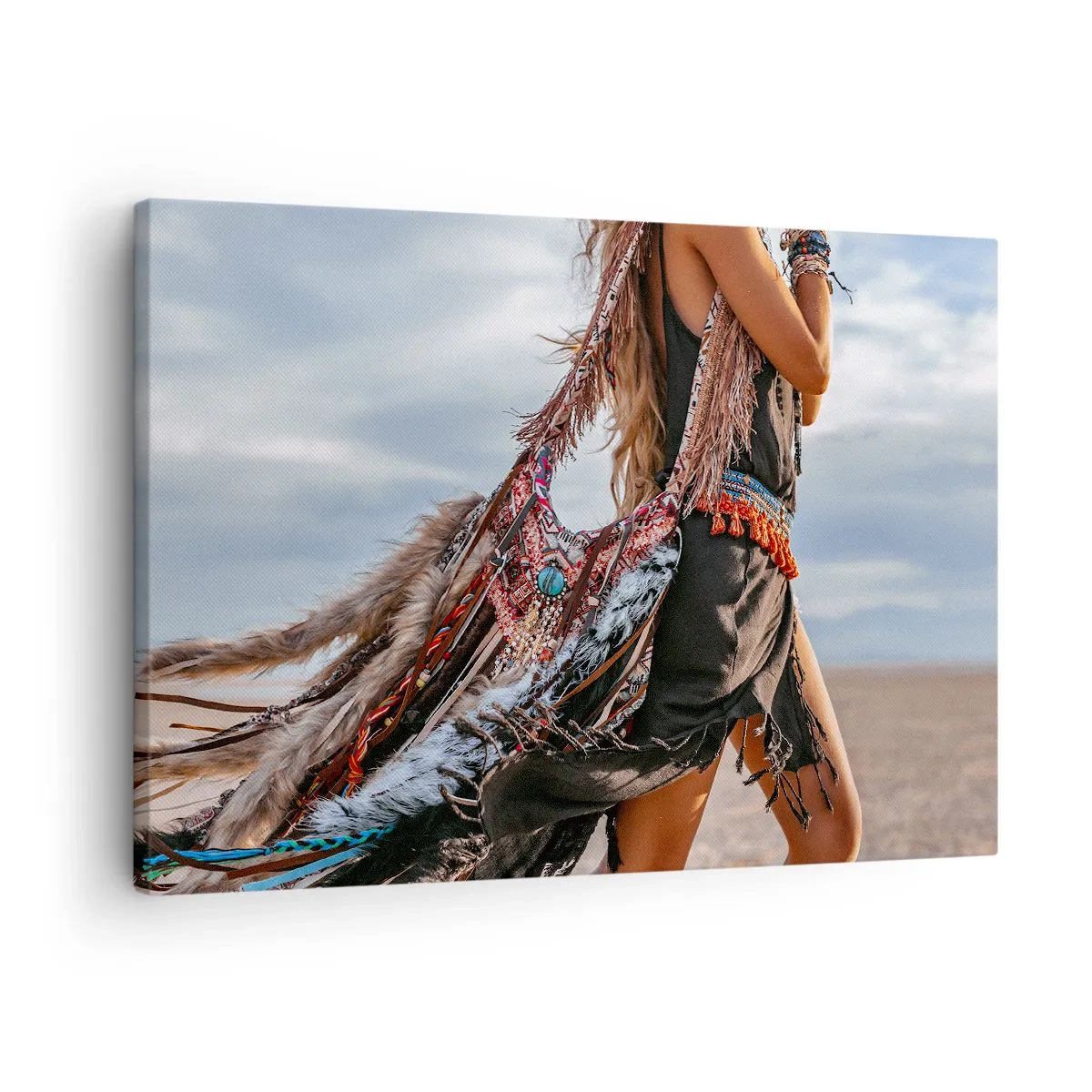 Bild auf Leinwand - Leinwandbild - Eine Frau im Boho-Stil mit Feder- und Schmuckdetails - 70x50cm - Das Mädchen des Schamanen - Moderne Wanddekoration für Wohnzimmer und Schlafzimmer ARTTOR