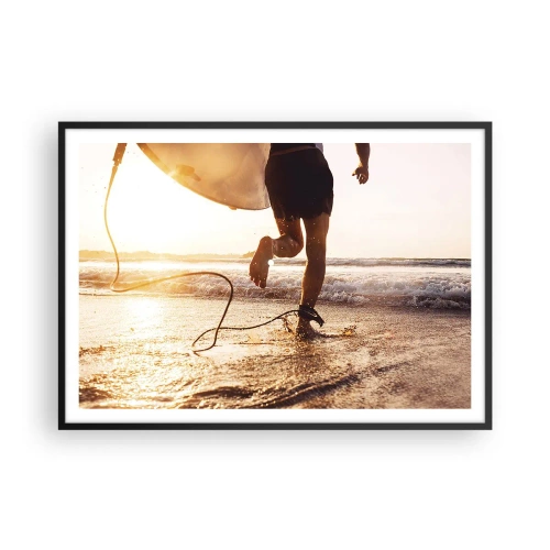 Poster in einem schwarzem Rahmen - Ein Surfer läuft mit seinem Brett in der Sonne am Strand entlang. - 100x70cm - Um die Welle zu treffen - Moderne Wanddekoration für Wohnzimmer und Schlafzimmer ARTTOR