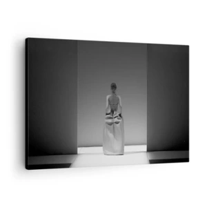 Bild auf Leinwand - Leinwandbild - Ein Schwarzweißgemälde mit einer minimalistischen Szene einer Frau in einem geometrischen Raum. - 70x50cm - Raffinierte Einfachheit - Moderne Wanddekoration für Wohnzimmer und Schlafzimmer ARTTOR
