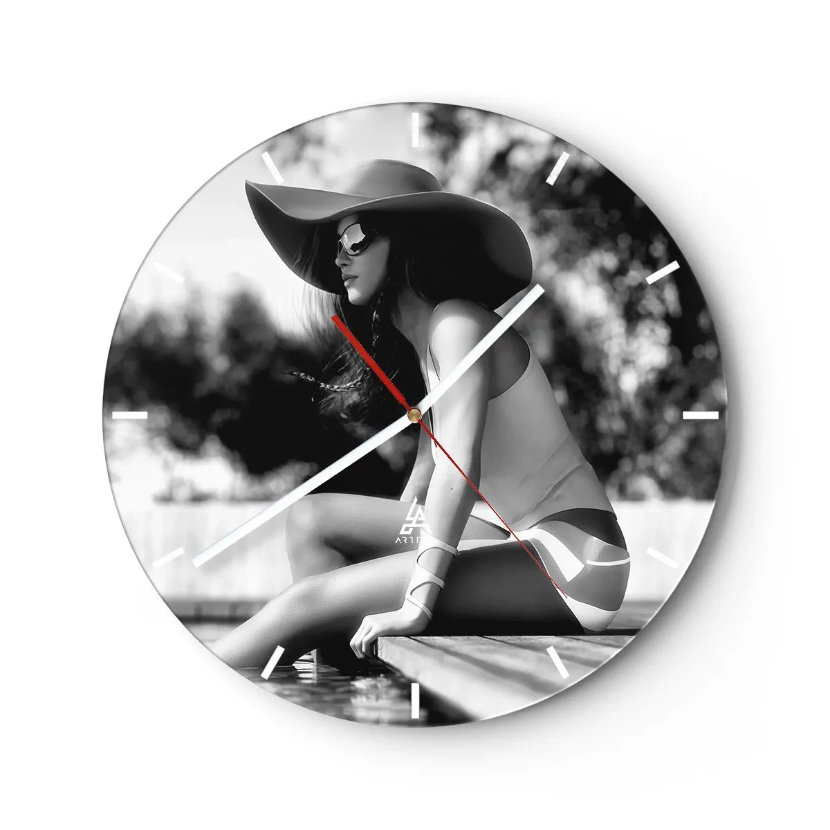 Wanduhr - Glasuhr - Stilvolles Frauenporträt mit Hut und Sonnenbrille am Pool - 30x30cm - Sommertraum - Moderne Wanddekoration für Wohnzimmer, Küche und Schlafzimmer ARTTOR