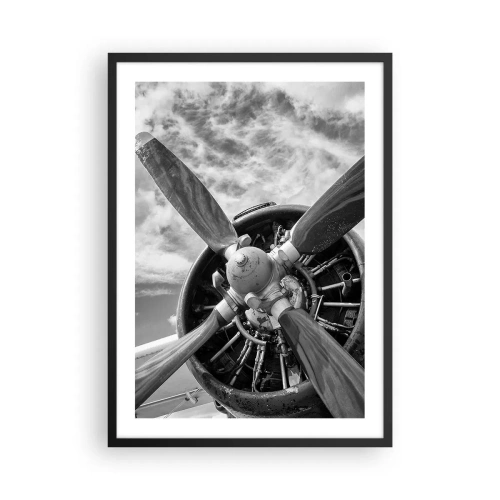 Poster in einem schwarzem Rahmen - Ein Schwarzweißfoto eines Flugzeugpropellers vor dem Himmel. - 50x70cm - Eroberer der Lüfte - Moderne Wanddekoration für Wohnzimmer und Schlafzimmer ARTTOR