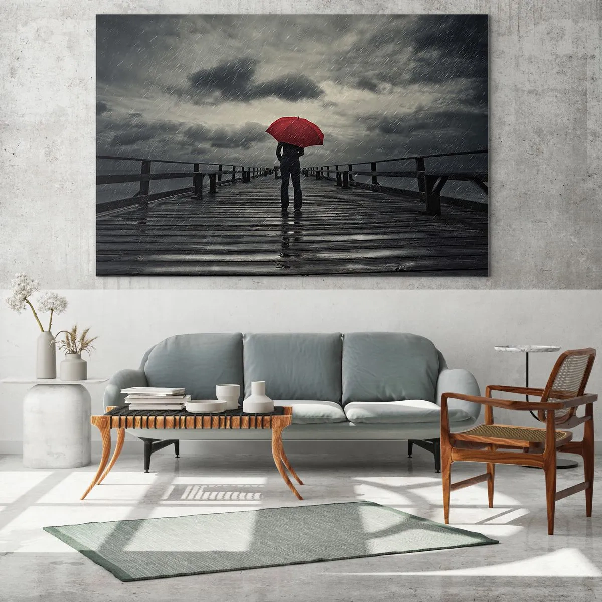 Glasbild - Bild auf glas - Ein Mann mit einem roten Regenschirm auf einem Holzsteg im Regen. - 70x50cm - Es ist egal, dass es regnet - Moderne Wanddekoration für Wohnzimmer und Schlafzimmer ARTTOR
