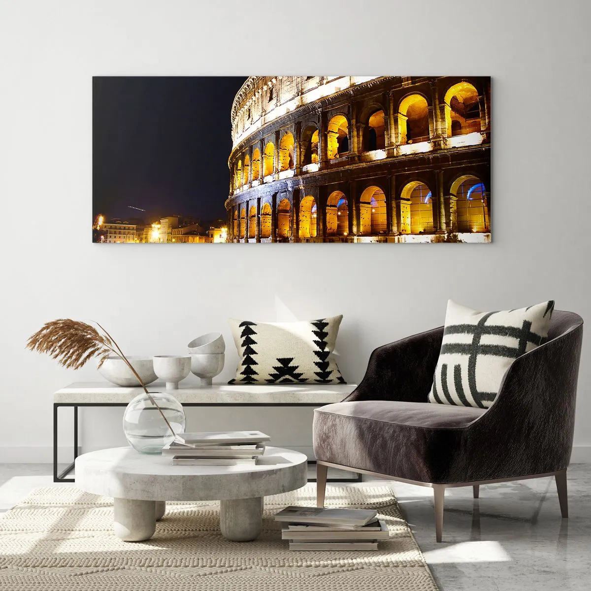 Glasbild - Bild auf glas - Das Kolosseum in Rom ist nachts von Lichtern beleuchtet - 160x50cm - Es ist Zeit, die Spiele zu beginnen - Moderne Wanddekoration für Wohnzimmer und Schlafzimmer ARTTOR