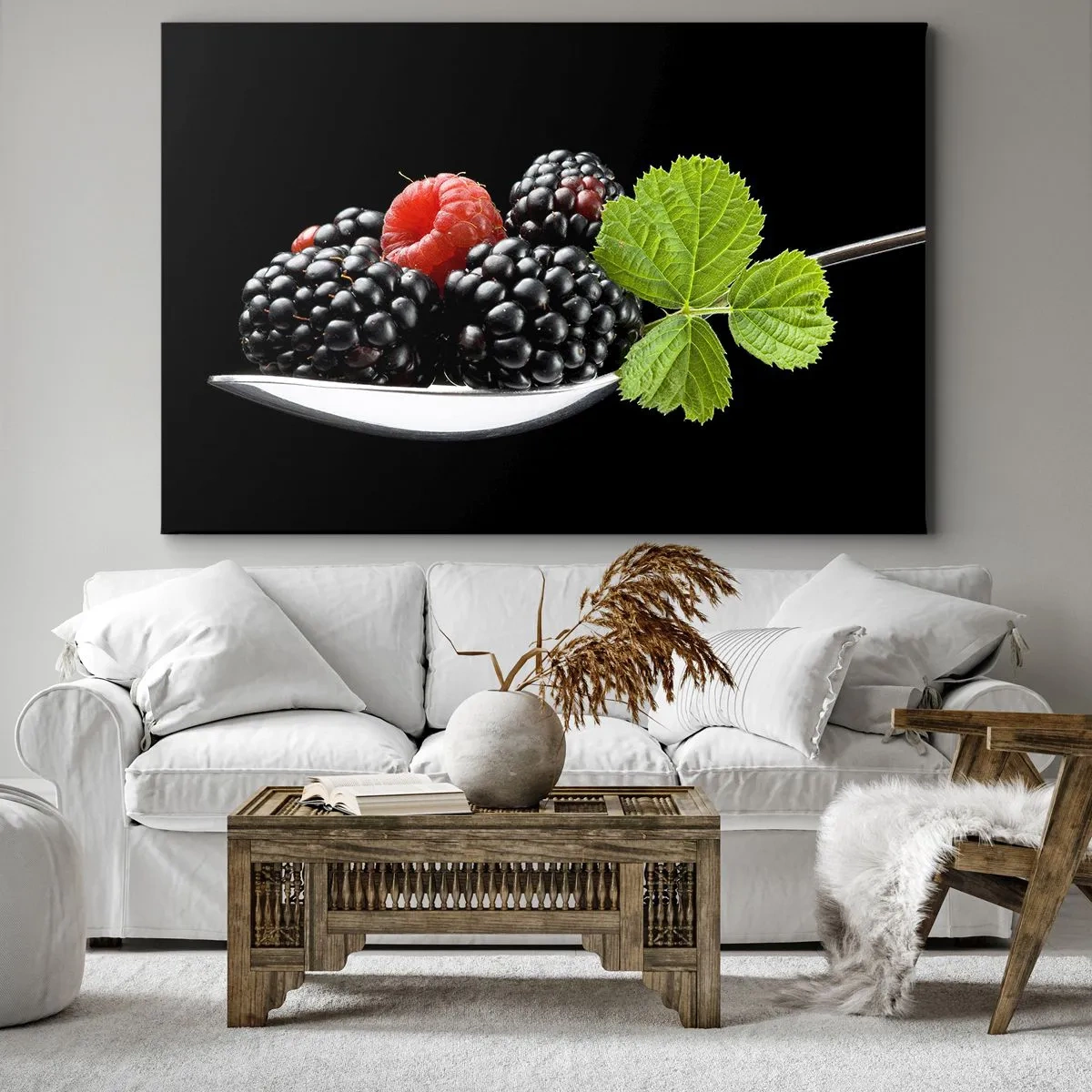 Bild auf Leinwand - Leinwandbild - Brombeeren und Himbeeren auf einem Löffel mit einem Blatt auf schwarzem Hintergrund - 70x50cm - Der Geschmack der Frische - Moderne Wanddekoration für Wohnzimmer und Schlafzimmer ARTTOR