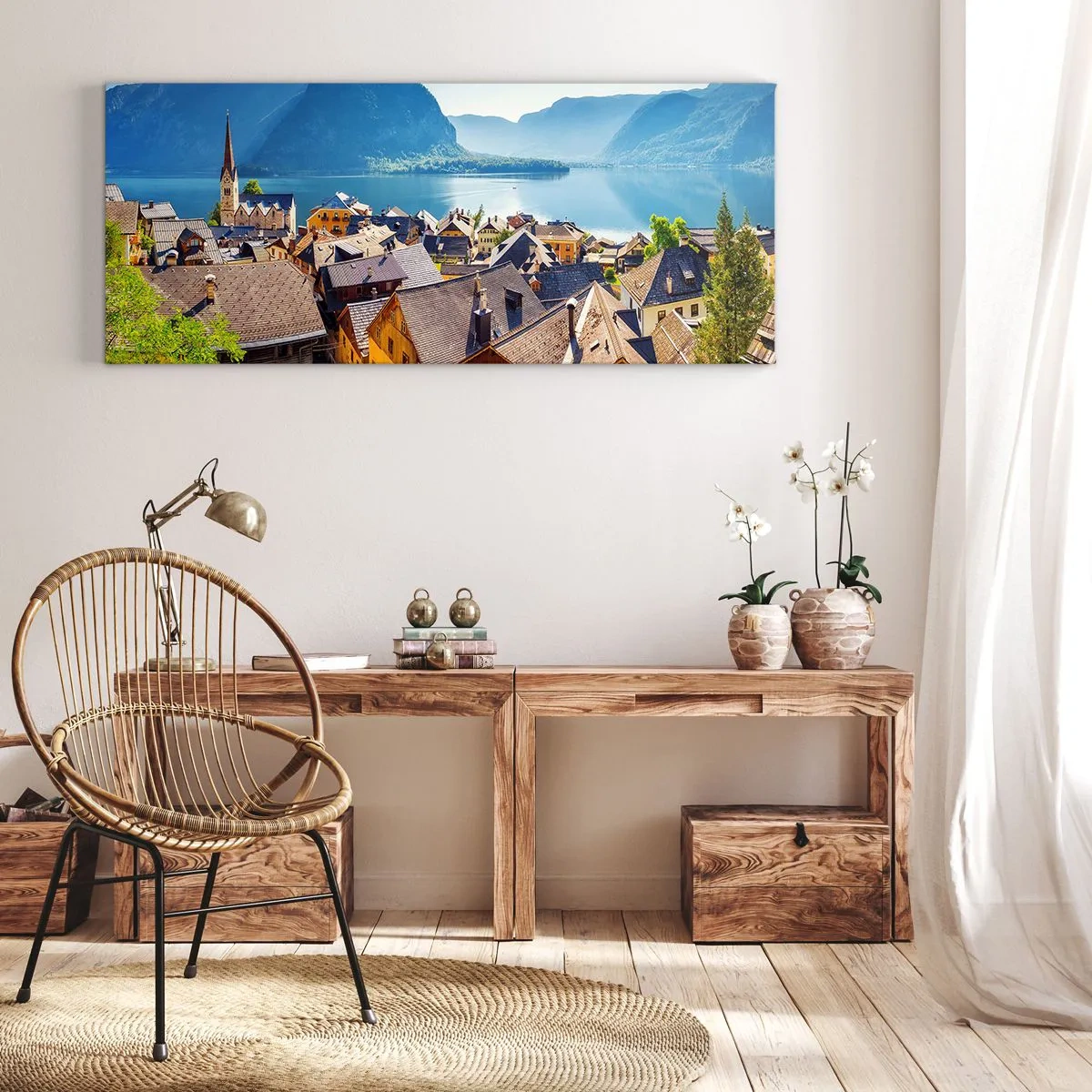 Bild auf Leinwand - Leinwandbild - Ein malerisches Dorf an einem See, umgeben von Bergen an einem sonnigen Tag - 160x50cm - Es könnte nicht malerischer sein - Moderne Wanddekoration für Wohnzimmer und Schlafzimmer ARTTOR