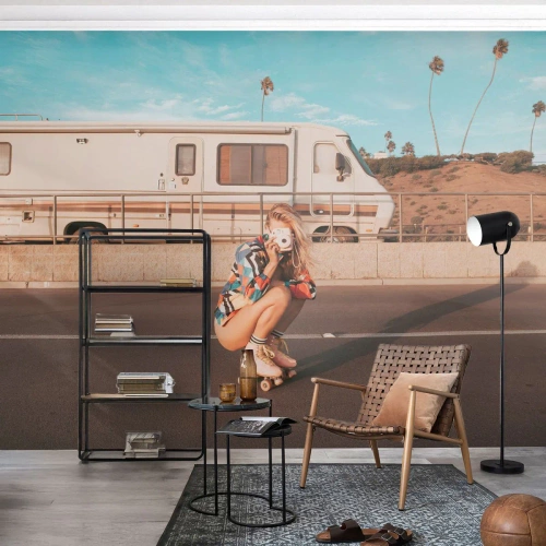 Selbstklebende Fototapete Deluxe Sticker - Lächel bitte! - Landschaft, Wohnmobil, Frau - 250x175 cm