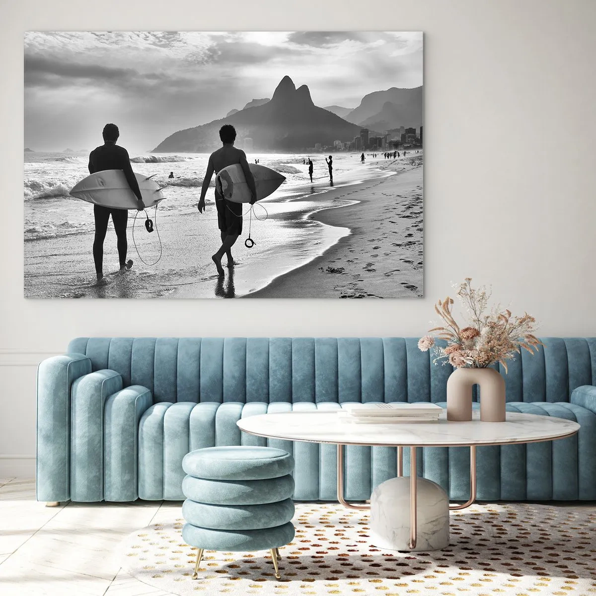 Glasbild - Bild auf glas - Surfer am Strand mit Brettern, Schwarz-Weiß-Komposition - 70x50cm - Single-Wave-Samba - Moderne Wanddekoration für Wohnzimmer und Schlafzimmer ARTTOR