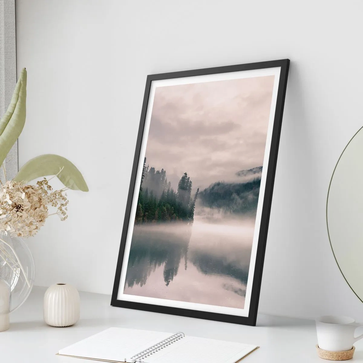 Poster in einem schwarzem Rahmen - In Reflexion, im Nebel - 40x50 cm