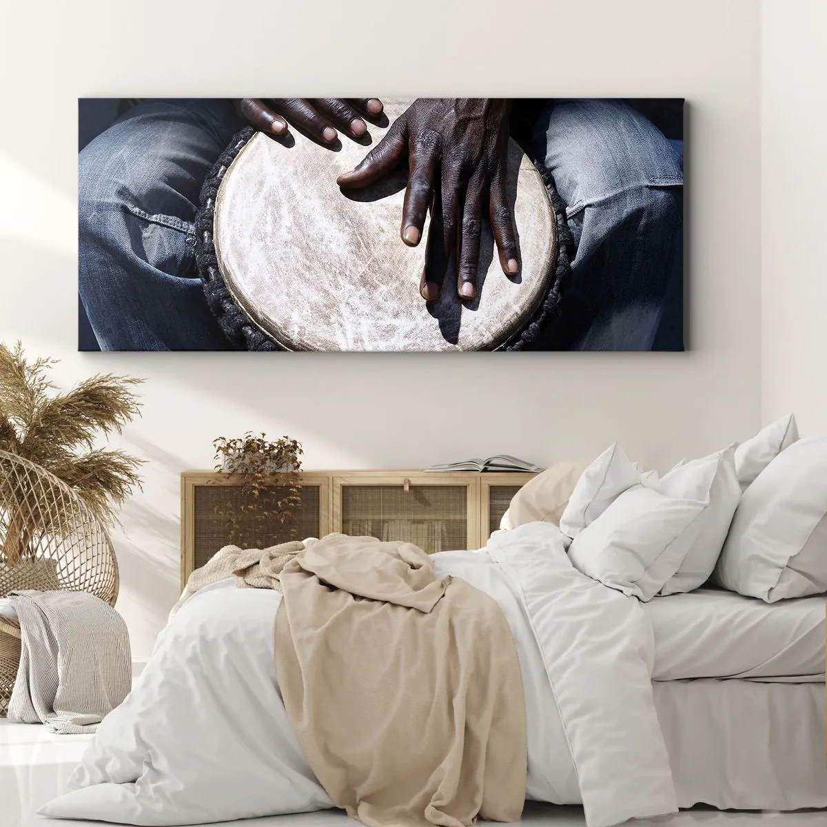 Bild auf Leinwand - Leinwandbild - Hände spielen eine Djembe-Trommel in einer dynamischen Komposition - 160x50cm - Lebe in deinem eigenen Rhythmus - Moderne Wanddekoration für Wohnzimmer und Schlafzimmer ARTTOR