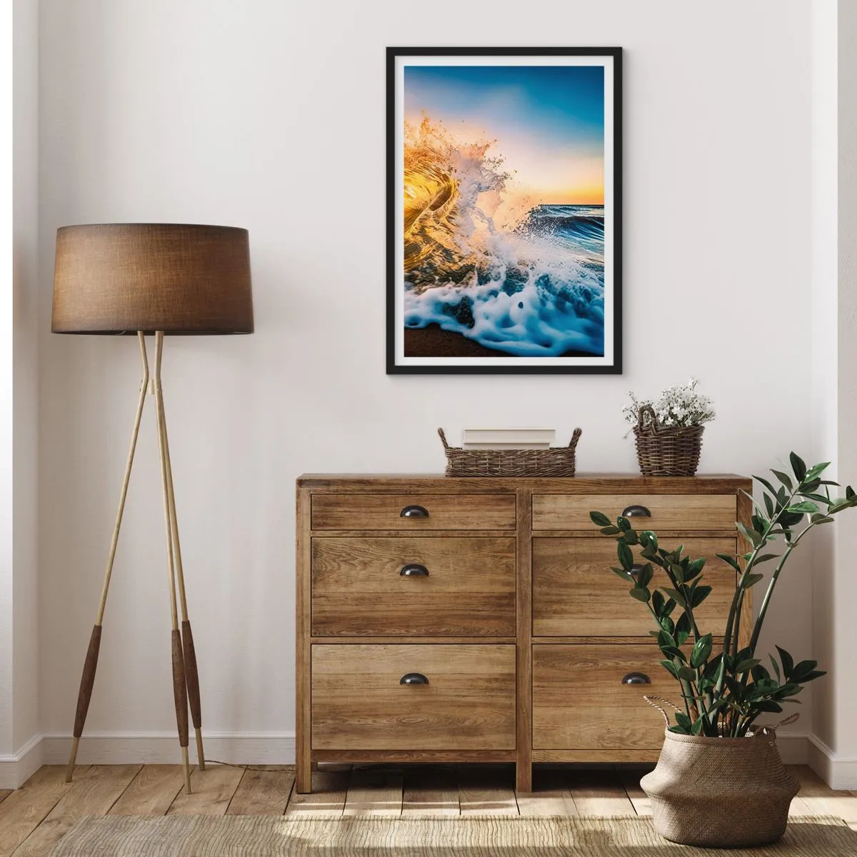 Poster in einem schwarzem Rahmen - Eine dynamische Meereswelle, die bei Sonnenuntergang an die Küste bricht - 50x70cm - Spaß im Sand - Moderne Wanddekoration für Wohnzimmer und Schlafzimmer ARTTOR