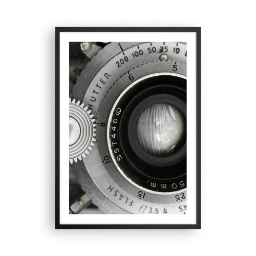 Poster in einem schwarzem Rahmen - Nahaufnahme eines Kameraobjektivs mit metallischen Details - 50x70cm - Eine Story über Hollywood - Moderne Wanddekoration für Wohnzimmer und Schlafzimmer ARTTOR