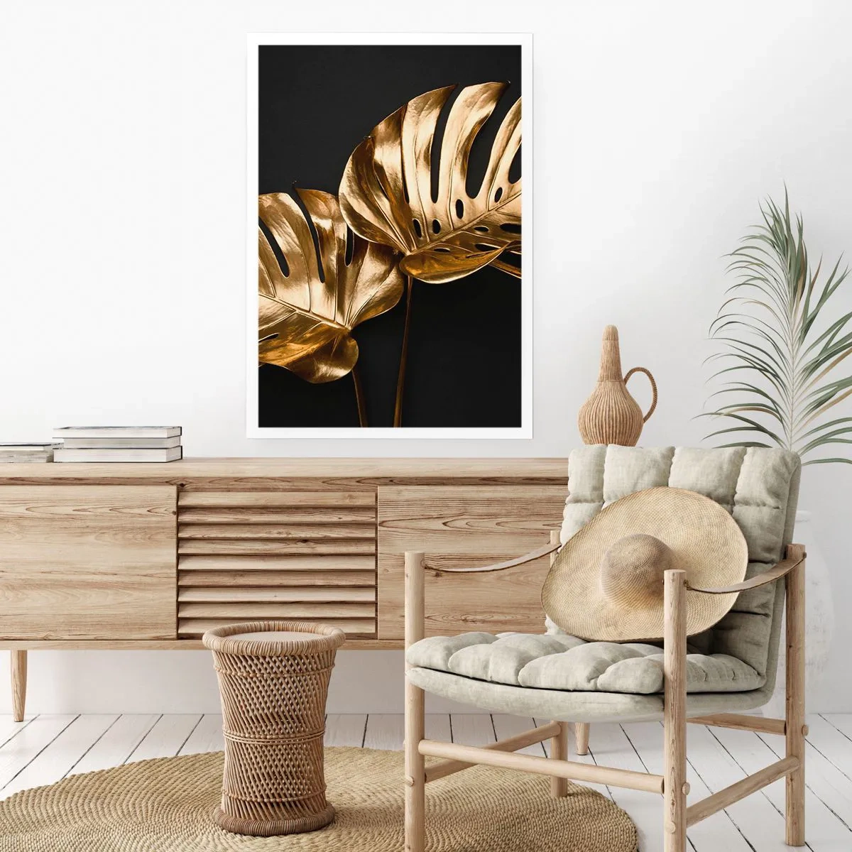 Poster - Goldene Monstera-Blätter auf schwarzem Hintergrund, ein eleganter Farbkontrast - 50x70cm - Die Schätze der Natur - Moderne Wanddekoration für Wohnzimmer und Schlafzimmer ARTTOR