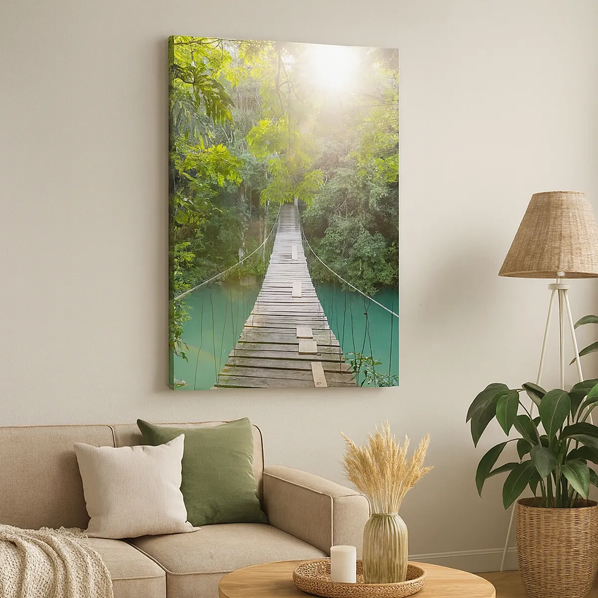 Bild auf Leinwand - Leinwandbild - Eine Hängebrücke in einem tropischen Wald, beleuchtet vom Sonnenlicht. - 50x70cm - Über das azurblaue Wasser zum azurblauen Wald - Moderne Wanddekoration für Wohnzimmer und Schlafzimmer ARTTOR