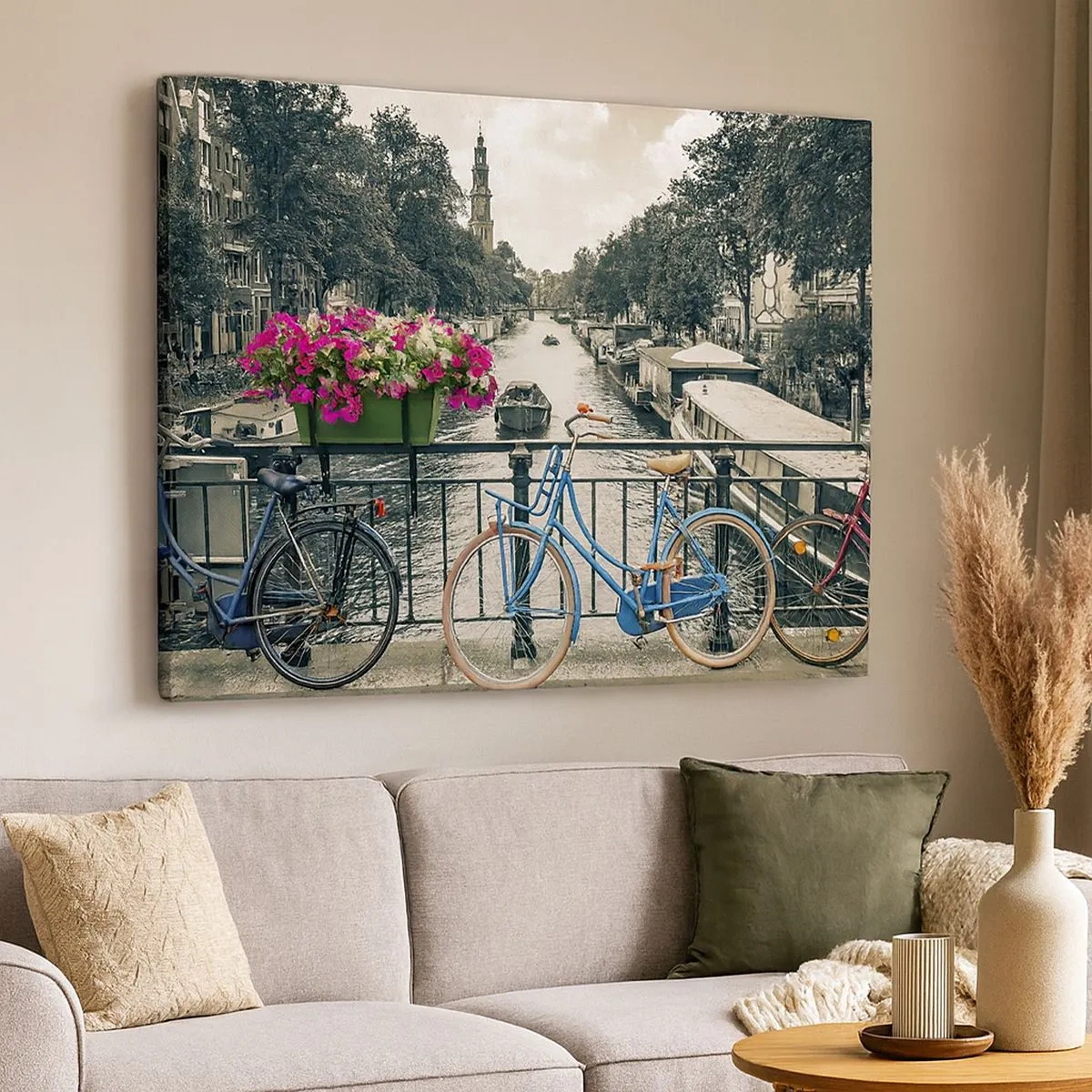 Bild auf Leinwand - Leinwandbild - Eine Brücke mit Fahrrädern und Blumen über einem Kanal in Amsterdam - 70x50cm - Die Farben der Amsterdamer Straße - Moderne Wanddekoration für Wohnzimmer und Schlafzimmer ARTTOR