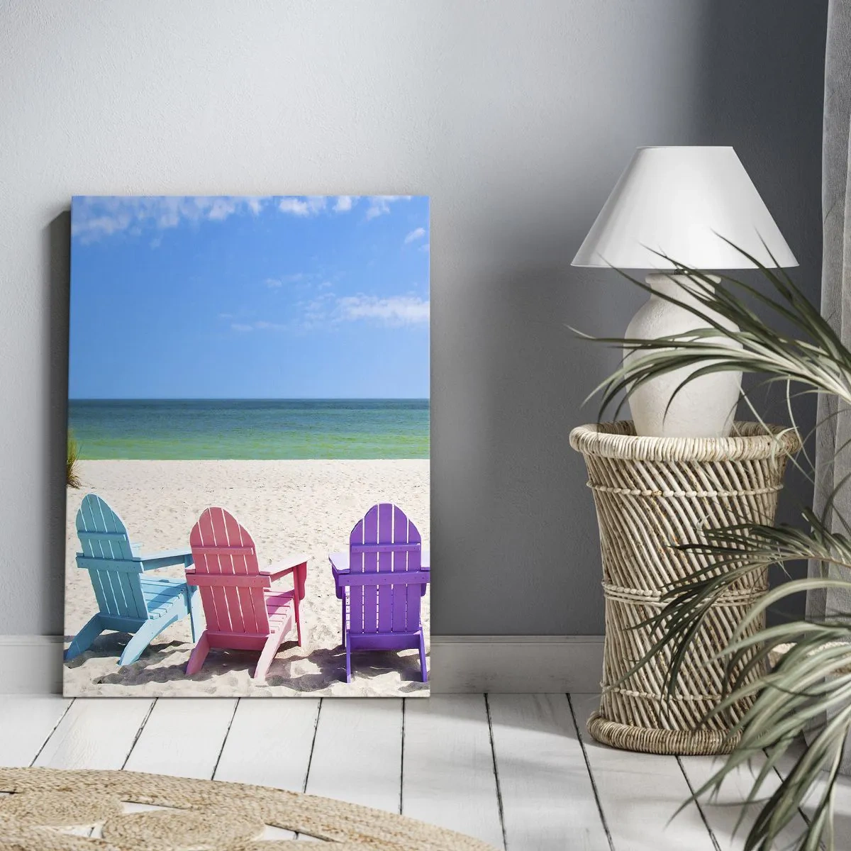 Bild auf Leinwand - Leinwandbild - Bunte Liegestühle am Strand mit Blick aufs Meer - 50x70cm - Regenbogenstrand - Moderne Wanddekoration für Wohnzimmer und Schlafzimmer ARTTOR