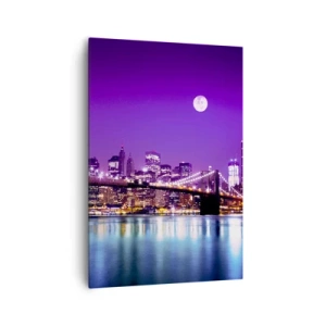 Bild auf Leinwand - Leinwandbild - Brooklyn Bridge bei Nacht mit beleuchteter Stadt und Vollmond - 70x100cm - Die Lichter der Großstadt in Lila - Moderne Wanddekoration für Wohnzimmer und Schlafzimmer ARTTOR