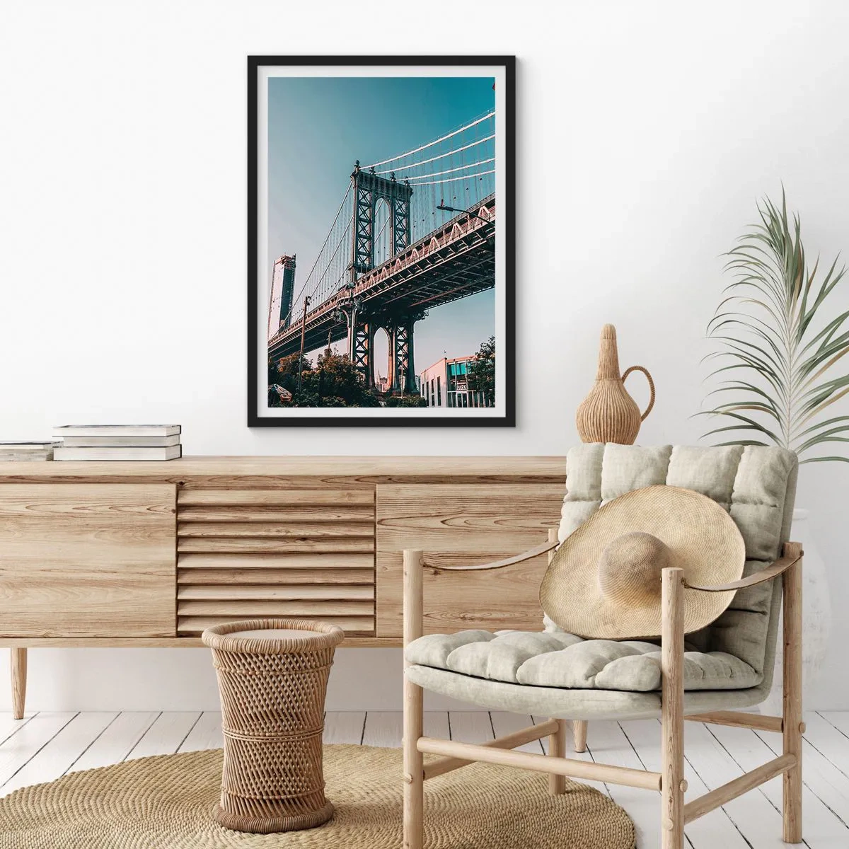Poster in einem schwarzem Rahmen - Eine Hängebrücke in einer modernen Stadt vor blauem Himmel - 50x70cm - Über den Wellen der Stadt - Moderne Wanddekoration für Wohnzimmer und Schlafzimmer ARTTOR