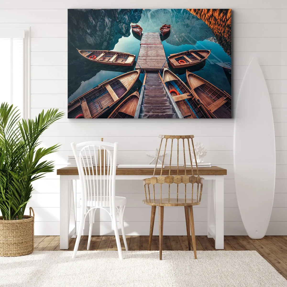 Bild auf Leinwand - Leinwandbild - Holzboote an einem Pier an einem Bergsee - 120x80cm - Ich warte am Yachthafen - Moderne Wanddekoration für Wohnzimmer und Schlafzimmer ARTTOR