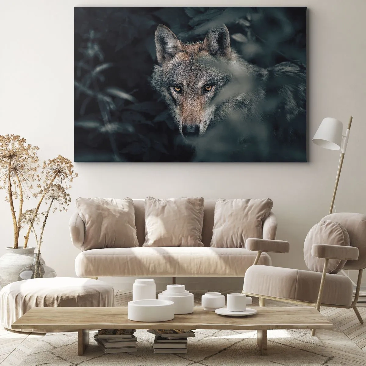 Bild auf Leinwand - Leinwandbild - Ein Wolf in seiner natürlichen Umgebung, der aus den Tiefen des Waldes hervorschaut. - 100x70cm - Jäger - Moderne Wanddekoration für Wohnzimmer und Schlafzimmer ARTTOR