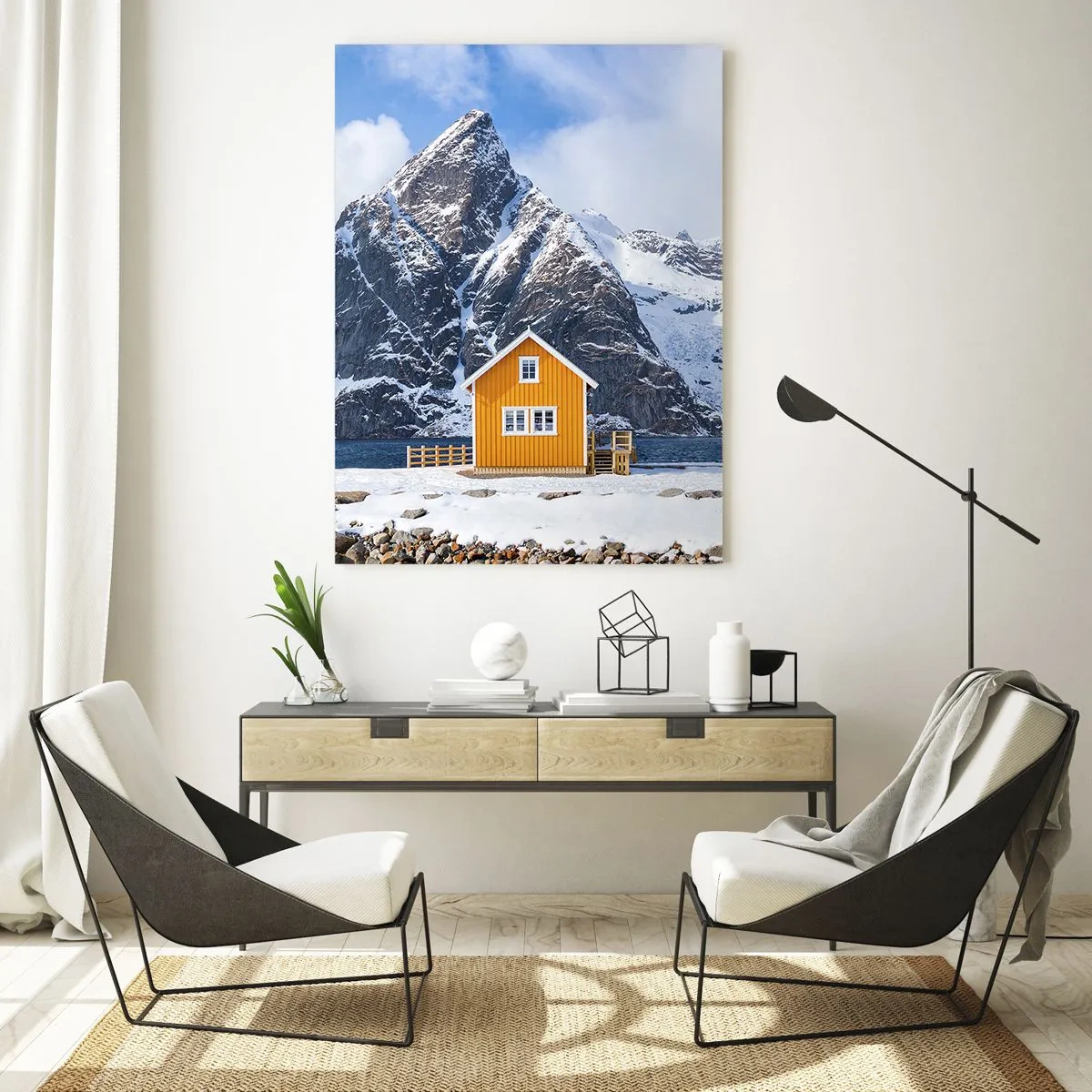Glasbild - Bild auf glas - Ein gelbes Haus vor der Kulisse schneebedeckter Berge und des Meeres - 80x120cm - Skandinavische Feiertage - Moderne Wanddekoration für Wohnzimmer und Schlafzimmer ARTTOR