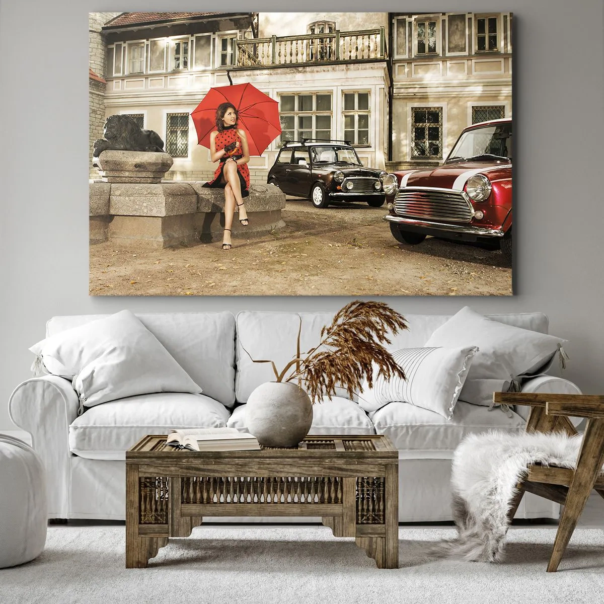 Bild auf Leinwand - Leinwandbild - Frau mit rotem Regenschirm bei Oldtimern - 100x70cm - Eine sentimentale Minireise - Moderne Wanddekoration für Wohnzimmer und Schlafzimmer ARTTOR